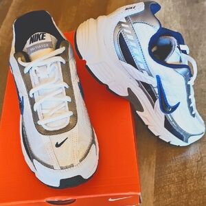Nike Initiator NWOT
